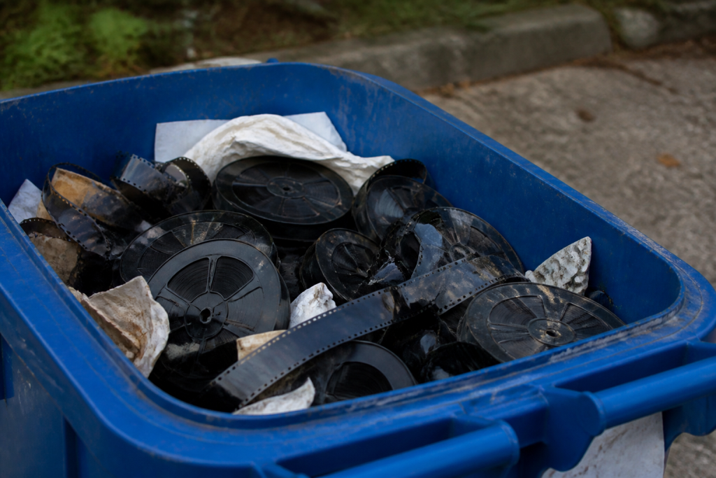 Anciens films noirs dans bac de recyclage