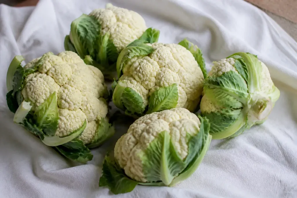 Bouquets de chou fleur sur un torchon blanc