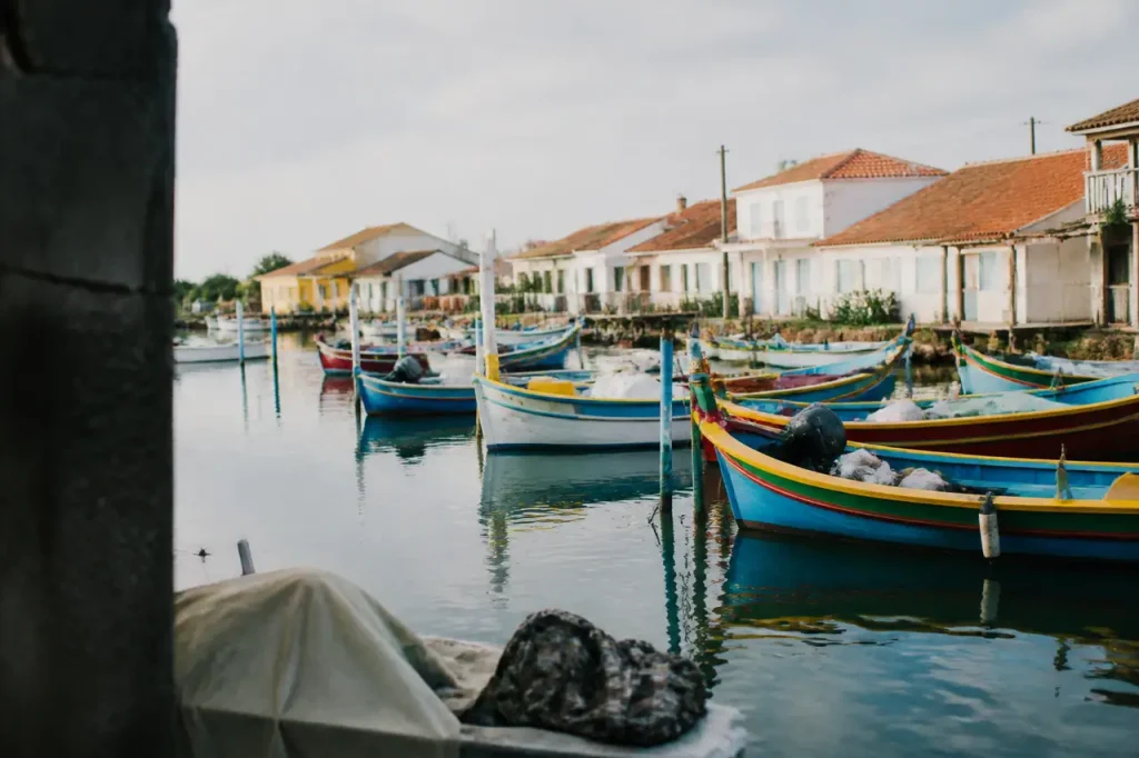 Petit port avec bateaux multicolores et maisons basses