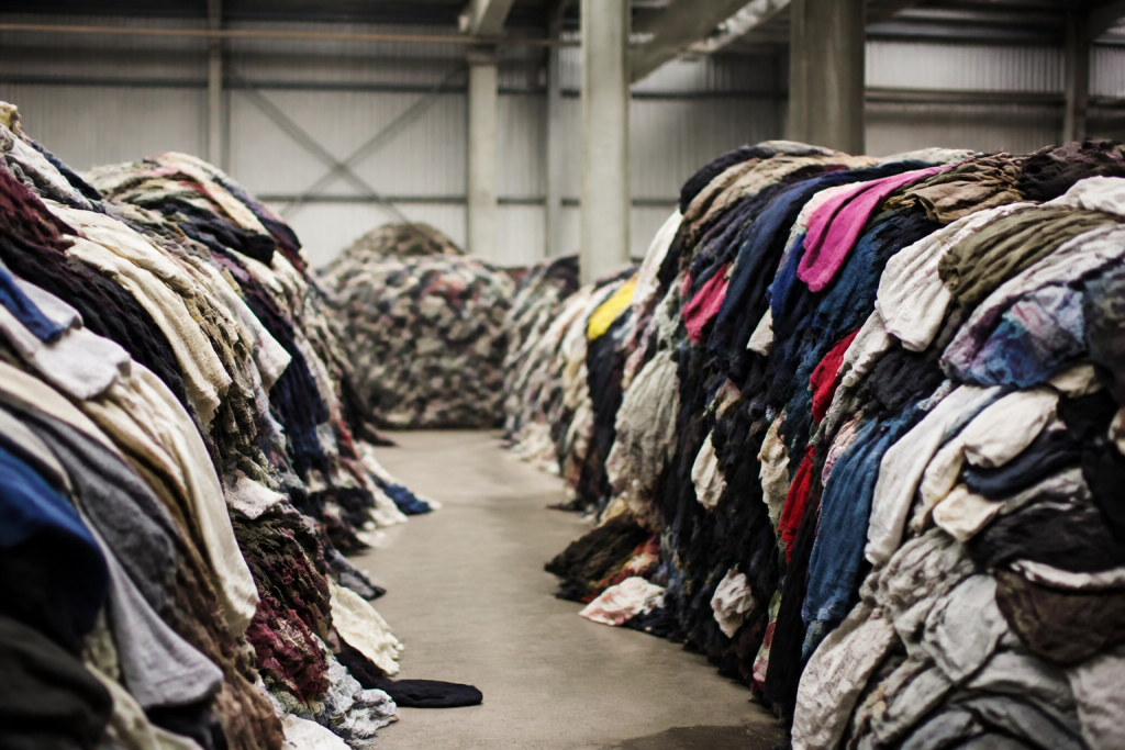 Piles textiles multicolores separees au centre tri