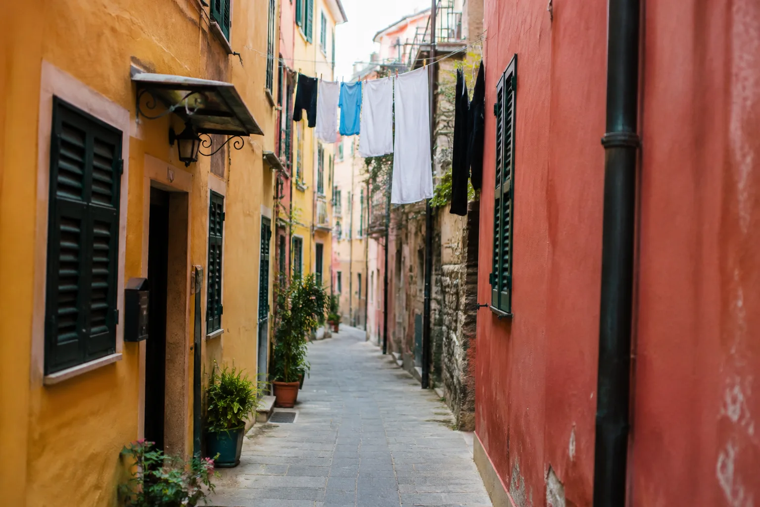 Rues etroites avec facades colorees et linge suspendu